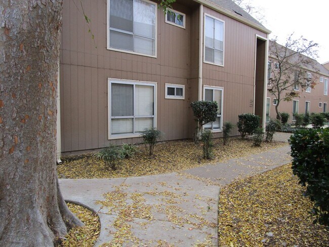 Building Photo - Location, Location, Location- Vintner Condo's