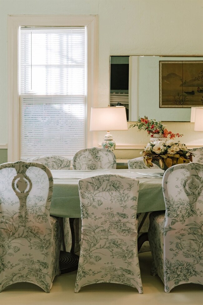 Building Photo - 519 28th St