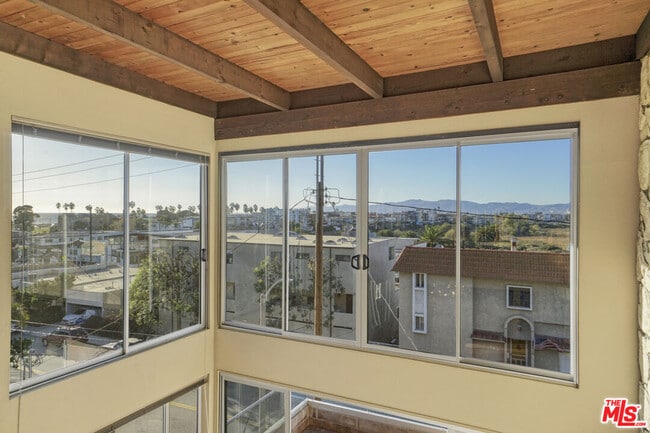 Building Photo - 364 Pershing Dr