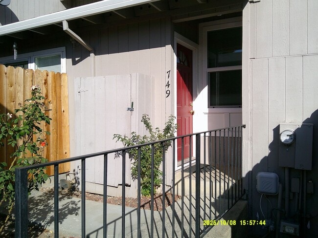 Building Photo - 749 Beelard Dr
