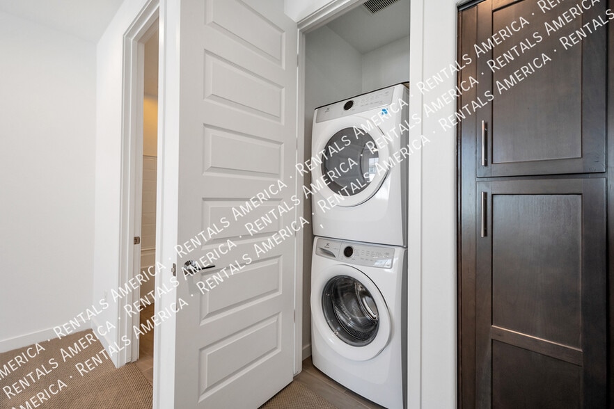 Building Photo - 4100 S Pinelake Way