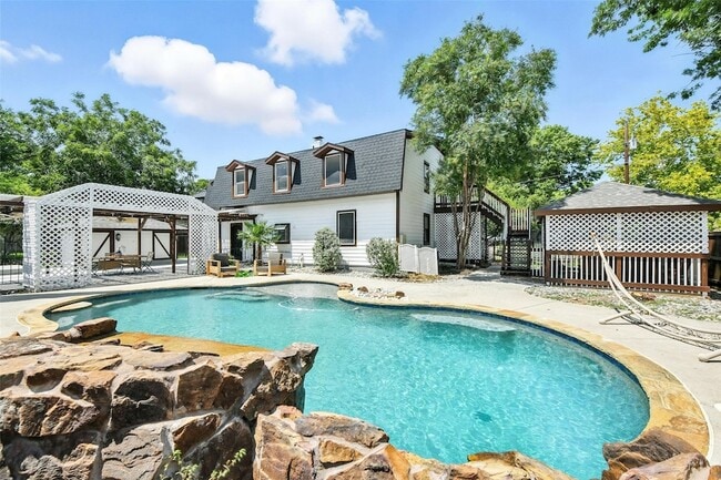 Building Photo - 1323 Dublin St