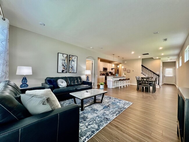 Building Photo - Fully Furnished Luxury Corporate Rental - ...