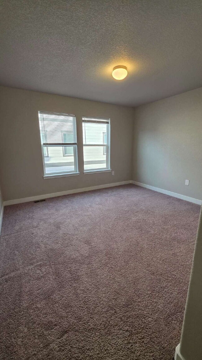 Building Photo - Lorson Ranch 5 bedroom Townhouse near military bases