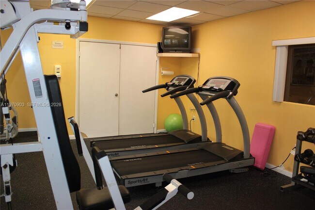 Building Photo - 400 Palm Cir W