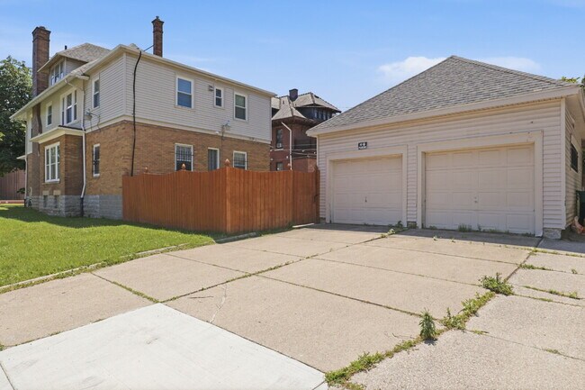 Building Photo - Furnished 10-Bedroom Single-Family Home in Buffalo
