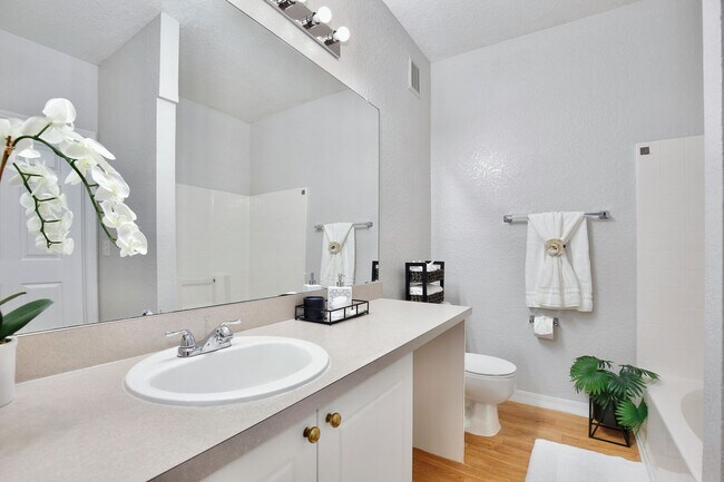 Building Photo - Crescent Place 26-100