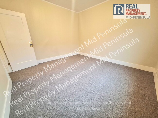 Building Photo - Quiet 1 Bedroom / 1 Bathroom on Top Floor ...