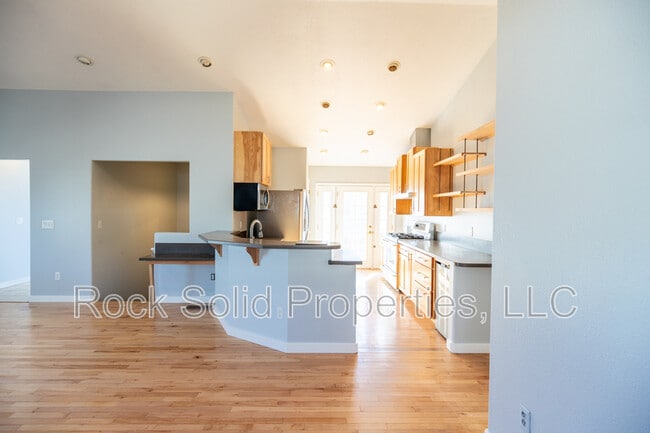 Building Photo - 312 S Ave B-6