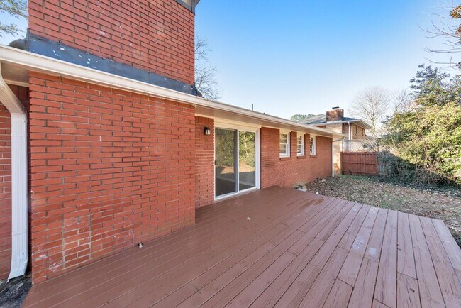 Building Photo - 909 Rosedale Dr