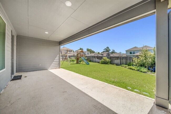 Building Photo - Stunning 4-bedroom, 3-bathroom single-stor...