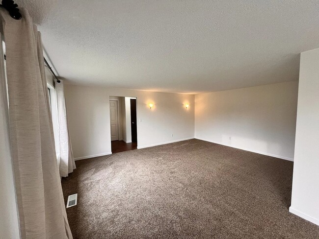 Building Photo - Rambler Golf Course View 3bd 2bath Avail. March 6th