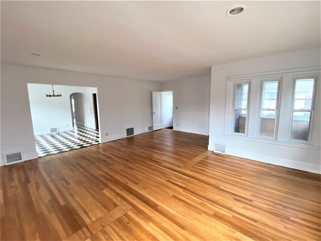 Building Photo - 105 Helen St