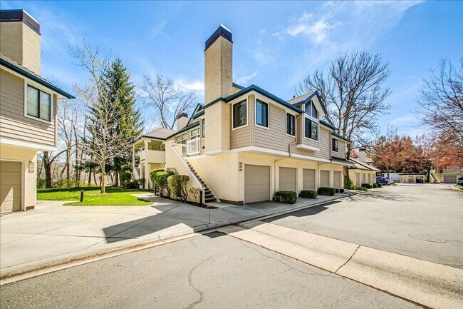 Building Photo - Elegant Condo Near the River