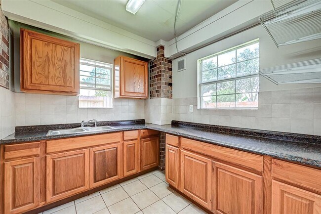 Building Photo - 2310 Diamond Springs Dr