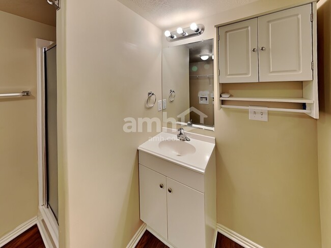 Building Photo - 498 N 500 W