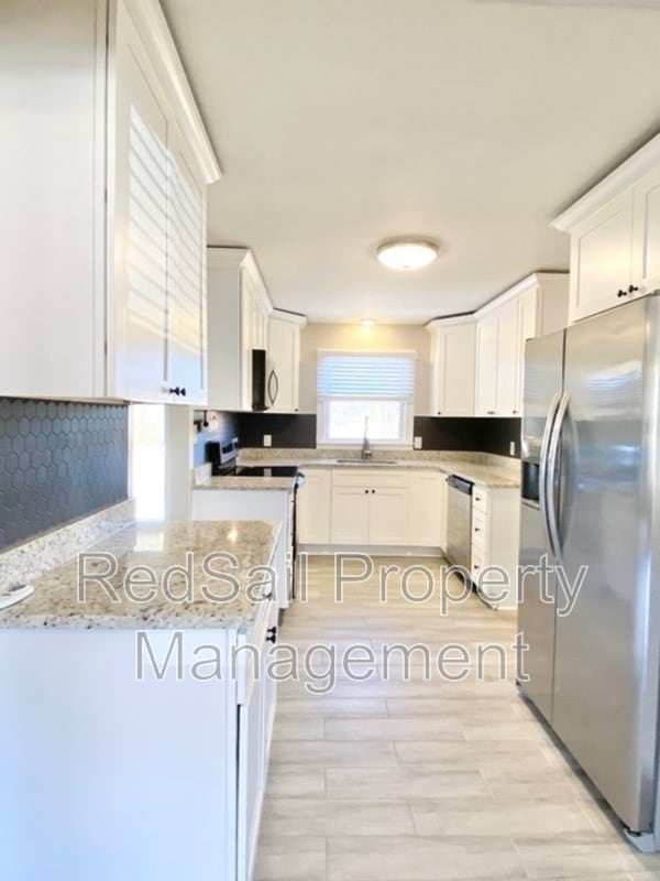 Building Photo - 17073 Longview Dr