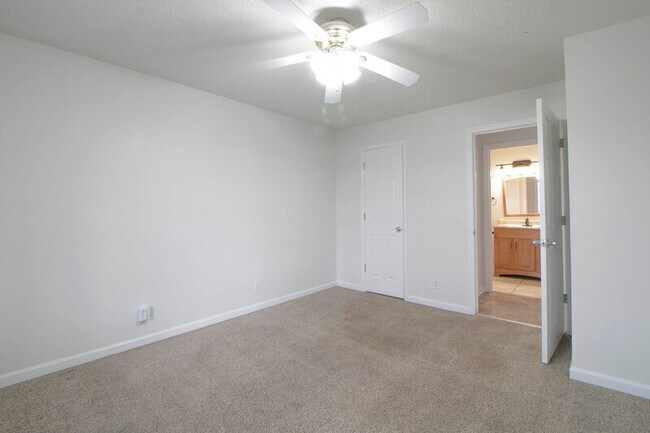 Building Photo - 606 Artic Ave
