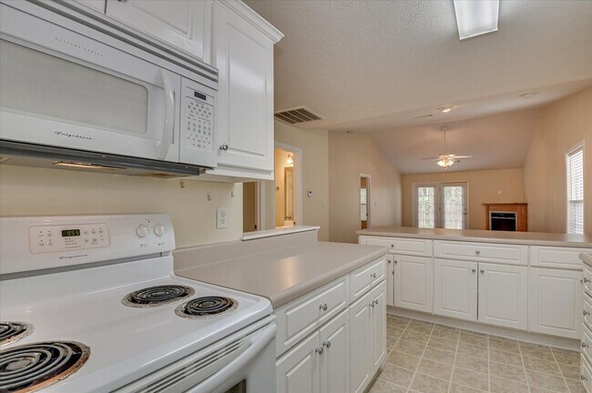 Building Photo - 2 Bedroom 2 Bathroom Townhouse