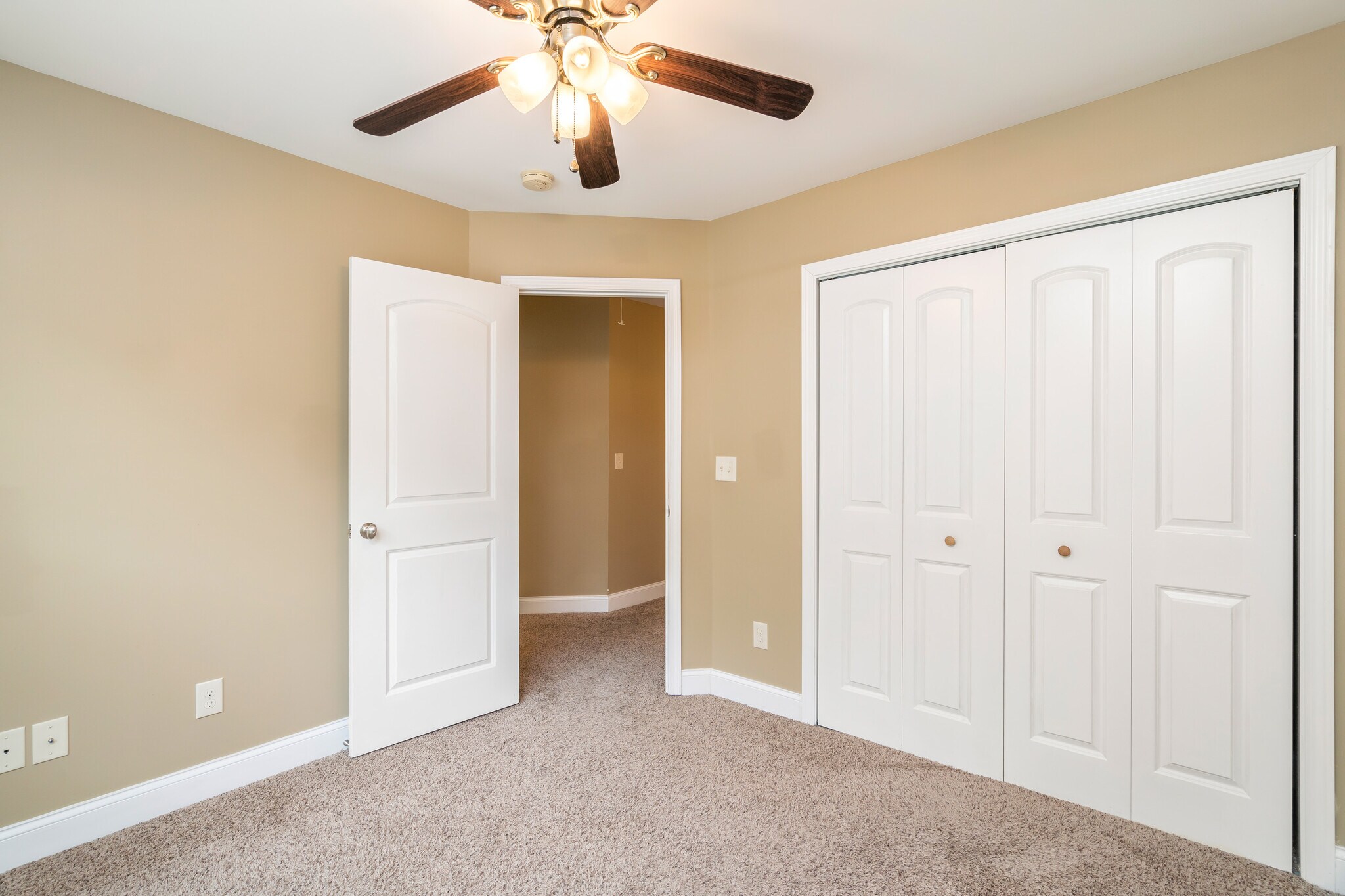 Building Photo - 906 E Inskip Dr