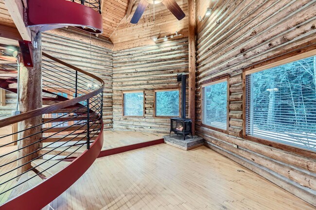 Building Photo - Stunning 3-Bedroom Log Cabin Home in Carnation!!