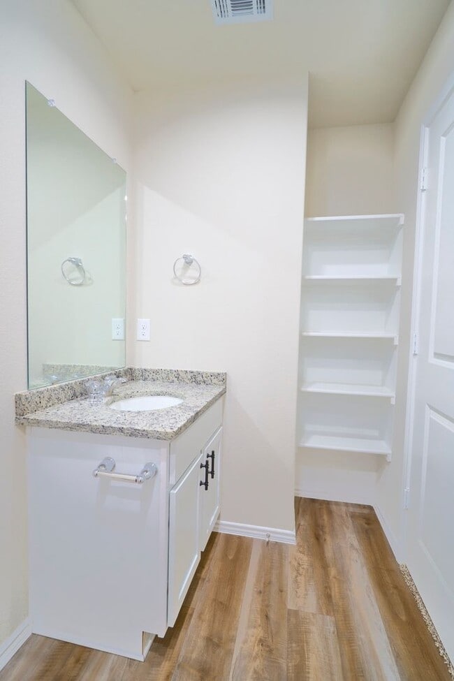 Building Photo - Hunters Ranch Beauty! 3 Bedrooms 2 1/2 Bath Townhome