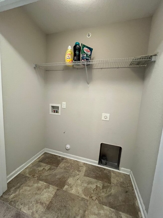 Building Photo - Welcome home - Trilevel H20 Townhome!