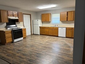 Building Photo - 4937 N River Rd