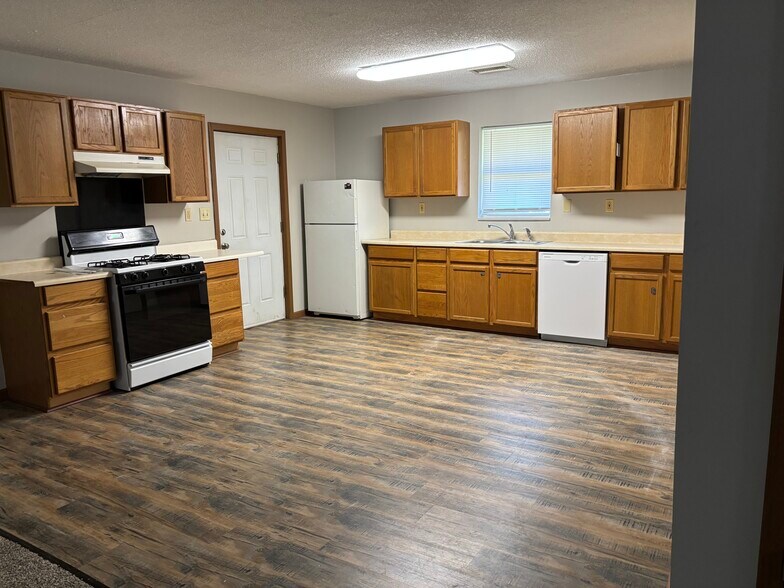 Primary Photo - 4937 N River Rd