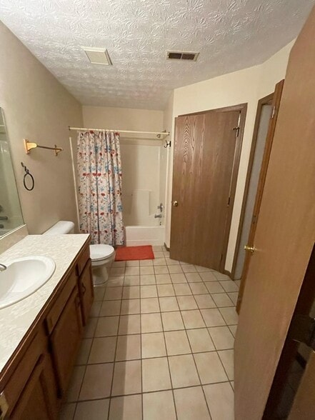 Main Bathroom - 592 Hilltop Ter