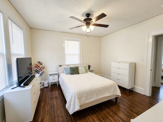 Building Photo - Contemporary Cove Duplex