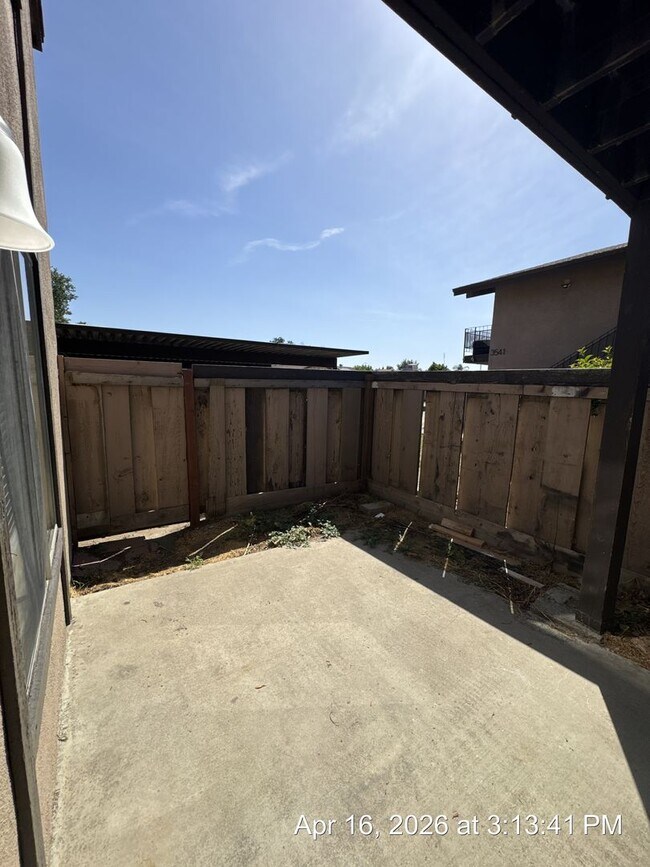 Building Photo - Downstairs Unit Move in Ready!