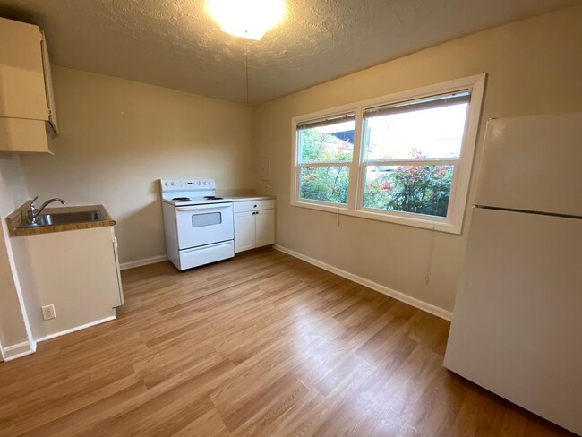 Building Photo - Quaint Studio in Central NE Location with ...