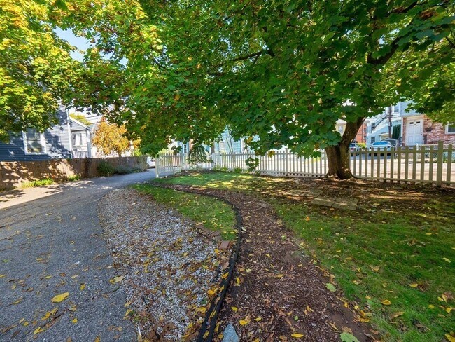 Building Photo - 12 Adella Pl