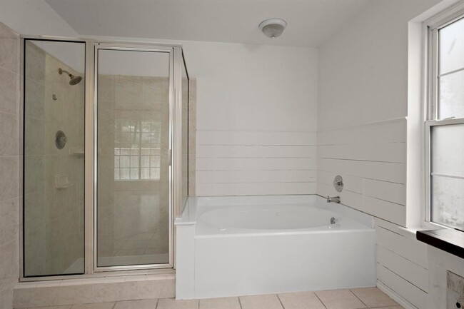 Building Photo - 6 E Stony Bridge Cir