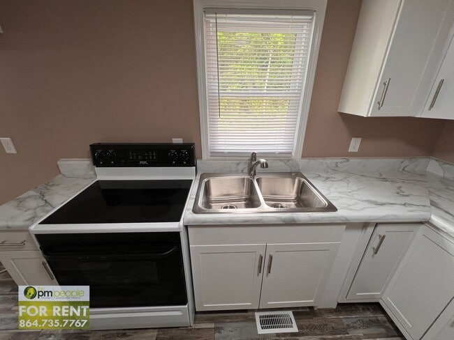 Building Photo - Newly remodeled, tranquil setting