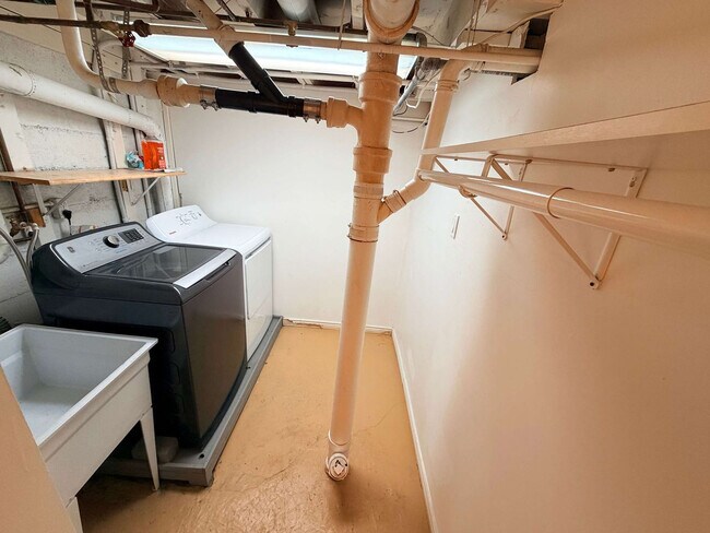 Building Photo - 2933 Ivanhoe St