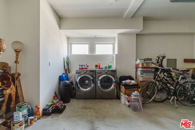 Building Photo - 6072 Pickford St