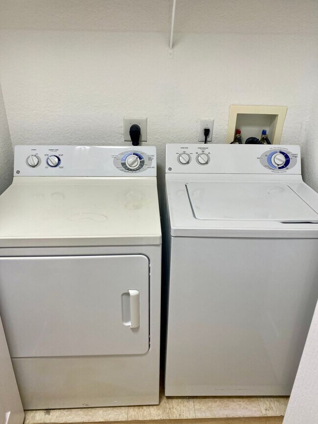 Building Photo - Greenhills-11032