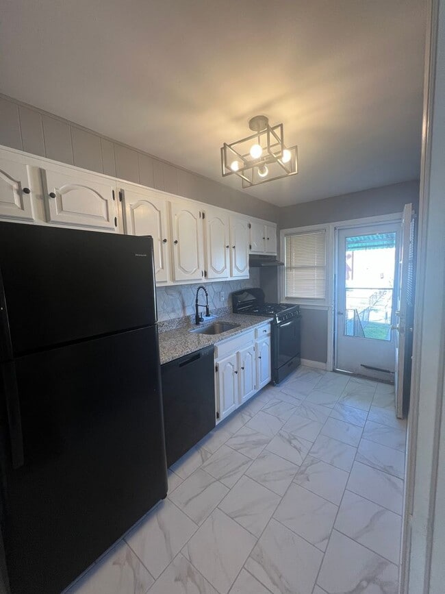 Building Photo - Lovely 3 Bedroom Home in East Baltimore