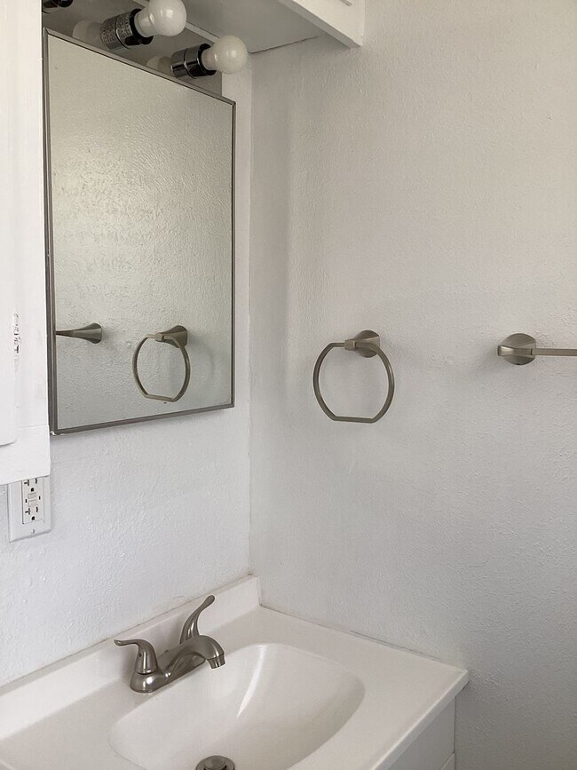 Building Photo - Newly Renovated 3 Bed House!