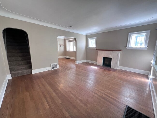 Building Photo - 3 Bedroom Duplex on a Brick Cul-de-sac, Blocks From Eastown and Cherry Hill!