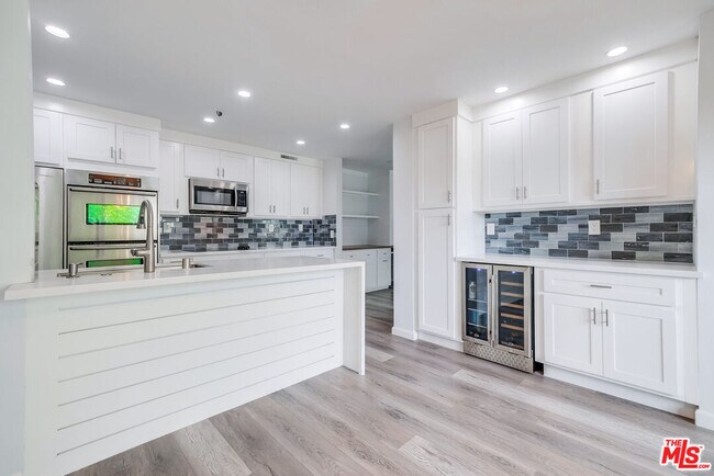 Building Photo - 230 S Catalina Ave