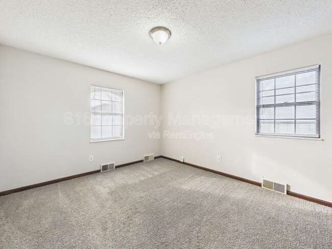 Building Photo - 3929 S Carriage Ln