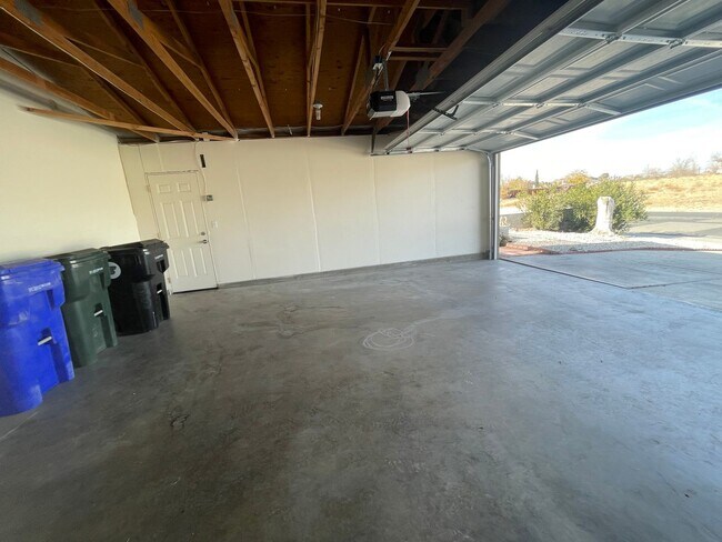 Building Photo - Victorville, 3 Bedroom, 2 Bathrooms, Large...