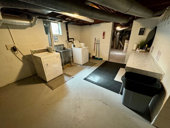 Building Photo - 1 Bedroom- Grandview Area