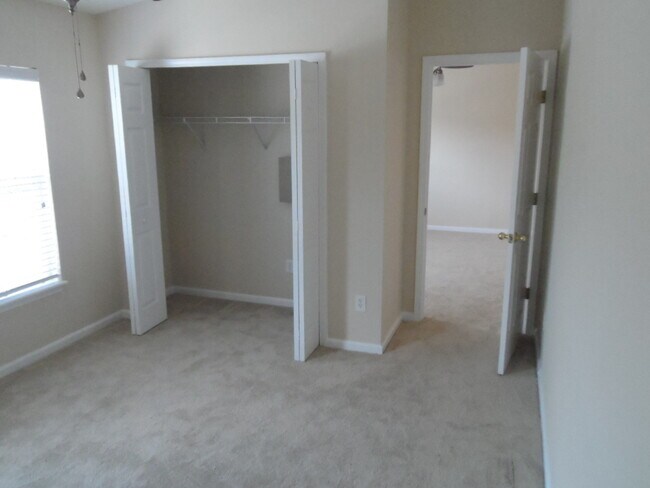 Building Photo - Special $1495 Windsor Falls 2 bedroom Cond...