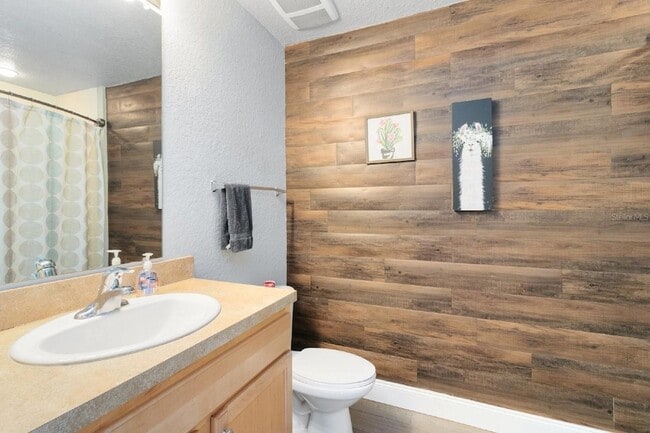 Building Photo - 5800 Lake Pointe Village Cir