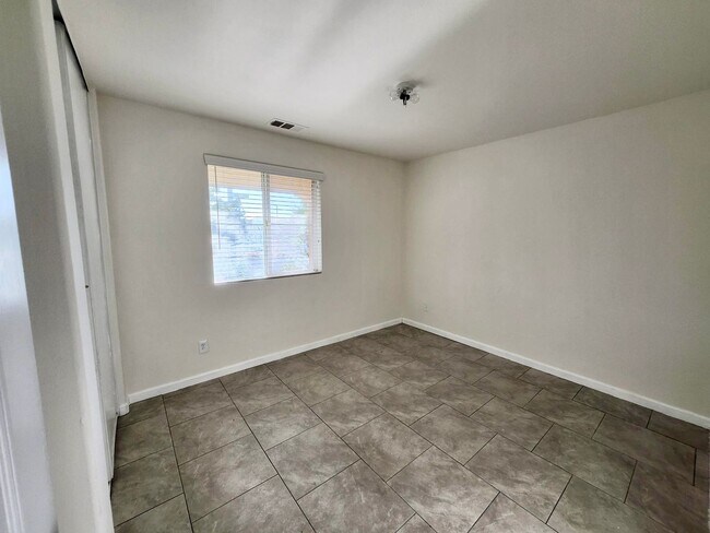 Building Photo - Newer 5 Bedroom home in quiet Lancaster co...