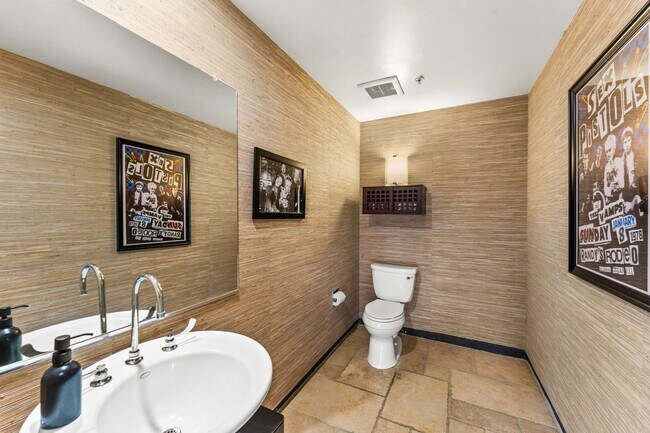 Building Photo - MOVE IN READY  Fully Furnished **Gorgeous ...